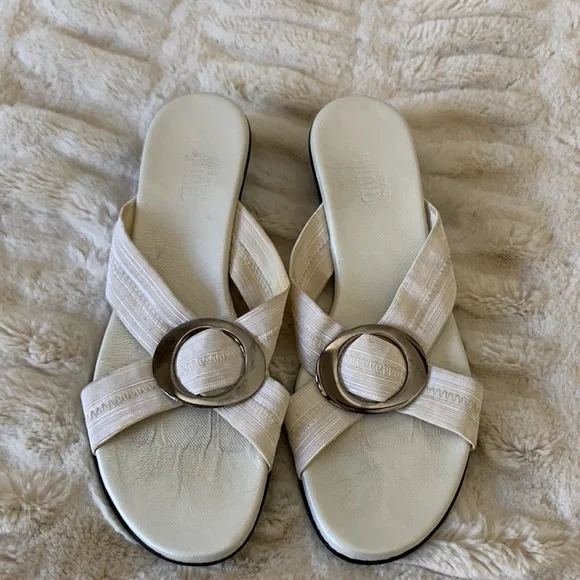 Munro Sandals. Size 8. White elastic upper. 1 1/2” Heel. Super comfortab… - Picture 8 of 8